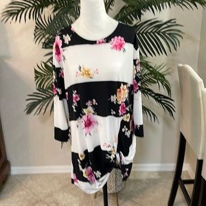 LIKE NEW PRETTY TOP WITH FLOWERS SIZE LARGE VERY COMFORTABLE HAS SPANDEX